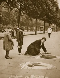 Trottoarkonstnär på banvallen, observerad av barn (sepiafoto)